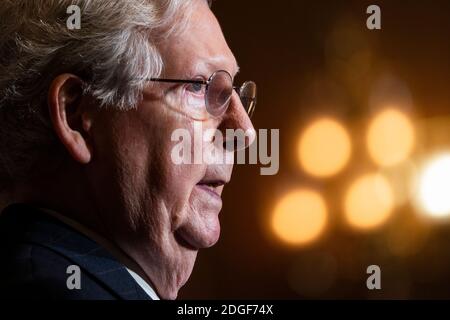 Washington, DC, USA. Dezember 2020. Der Mehrheitsführer des US-Senats Mitch McConnell (Republikaner von Kentucky) spricht nach dem wöchentlichen Senatsessen der Republikaner im US-Kapitol in Washington, DC, USA, 08. Dezember 2020 zu den Medien.Quelle: Jim LoScalzo/Pool via CNP Quelle: dpa/Alamy Live News Stockfoto