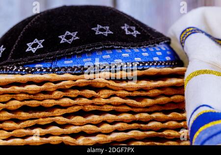 Passah matzoh jüdischen Feiertag Brot mit Kipah und tallit über Holztisch. Stockfoto