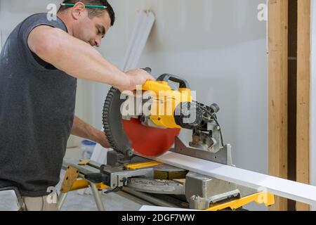 Man Schnitt die Holzleiste mit Kreissäge Stockfoto