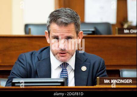 Washington, Usa. Dezember 2020. Der US-Repräsentant Adam Kinzinger (R-IL) spricht bei einer Anhörung des Ausschusses für auswärtige Angelegenheiten des Repräsentantenhauses. Kredit: SOPA Images Limited/Alamy Live Nachrichten Stockfoto