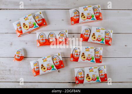 Kinder Surprise Schokoladeneier sind eine Konfektion der Firma Ferrero, die ein kleines Spielzeug enthält. Stockfoto