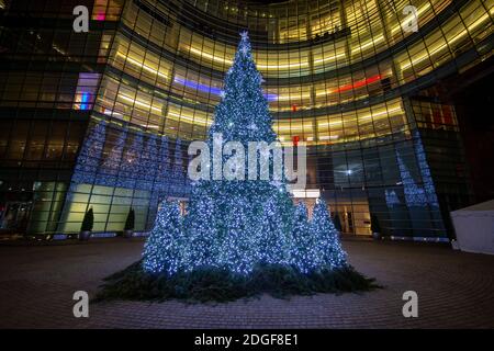 Der Weihnachtsbaum vor dem Bloomberg Tower am Beacon Court in New York City. (Foto: Gordon Donovan) Stockfoto