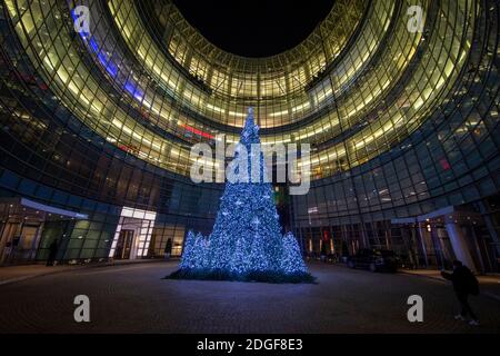 Der Weihnachtsbaum vor dem Bloomberg Tower am Beacon Court in New York City. (Foto: Gordon Donovan) Stockfoto