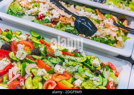 Sortiment an frischem Gemüse Salate im Restaurant Buffet. Stockfoto