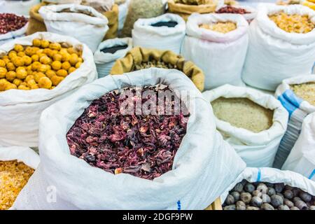 Getrocknete Lebensmittel verkauft in Dubai Souk Stockfoto