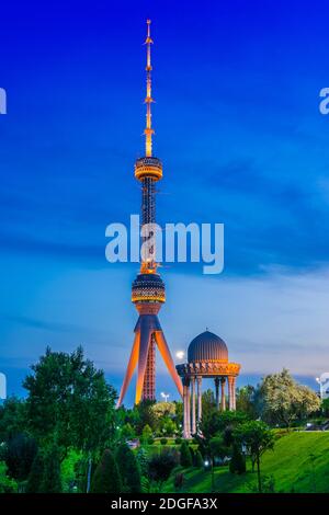 Taschkent Television Tower vom Park aus gesehen am Memorial An die Opfer der Repression in Taschkent Stockfoto