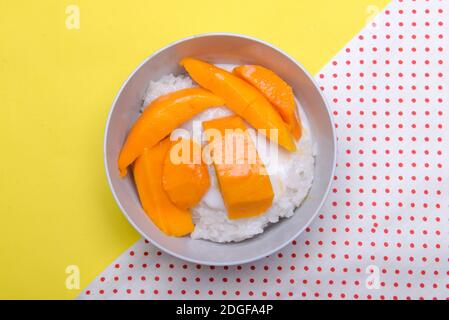 Mango klebrigen Reis in der Schüssel mit farbigem Hintergrund Stockfoto
