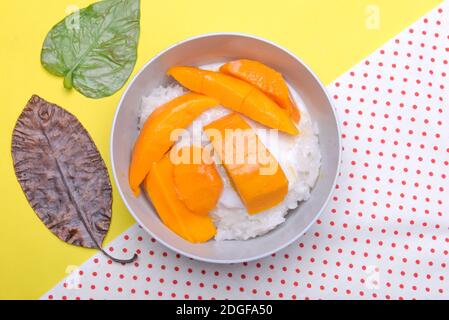 Mango klebrigen Reis in der Schüssel mit farbigem Hintergrund Stockfoto