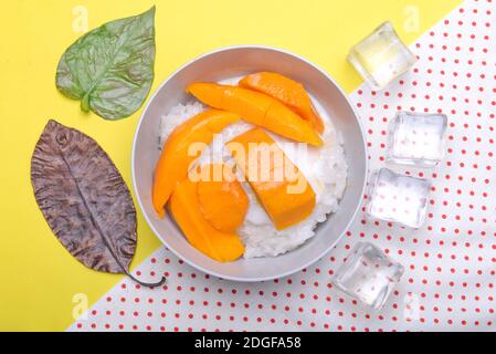 Mango klebrigen Reis in der Schüssel mit farbigem Hintergrund Stockfoto