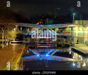 Clydebank, Glasgow, Schottland, Großbritannien. Dezember 2020. UK Wetter: Kalt, feucht auf dem Forth und clyde Kanal die fliegende Schwanenbrücke und die Bankies-Fahrradstatue mit dem größten Fahrradschloss der Welt befinden sich in der frühen Morgendunkel des Winters.Quelle: Gerard Ferry/Alamy Live News Stockfoto