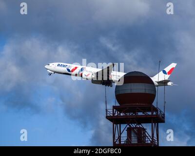 Eine Azur Air Boeing 737-800 hebt am internationalen Flughafen Vnukovo ab, der nach Andrey Tupolev benannt ist. Stockfoto