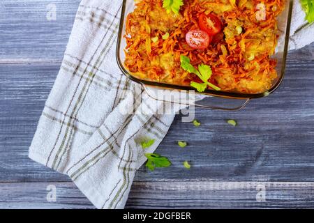 Köstliche gegrillte Fischfilets in der Bratglaspfanne gebraten Stockfoto