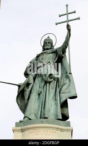 Budapest, Ungarn. September 2020. Eine Nahaufnahme von Szent Istvan, dem ehemaligen König von Ungarn auf dem Heldenplatz (Ho?so?k Tere) in der Innenstadt von Budapest.auch bekannt als das Millennium Monument, das 1896 erbaut und 1929 fertiggestellt wurde und ungarischen Königen, Kaisern, Staatsmännern und Helden gewidmet ist. Es ist ein UNESCO-Weltkulturerbe und ein beliebtes Touristenziel, es dient auch als Veranstaltungsort für Konzerte, Outdoor-Aktivitäten und Ausstellungen. Kredit: Paul Lakatos/SOPA Images/ZUMA Wire/Alamy Live Nachrichten Stockfoto