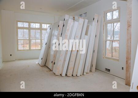 Neues Haus Installation Material für Reparaturen in einer Wohnung ist im Bau, Umbau, Wiederaufbau und Renovierung Tür Stockfoto