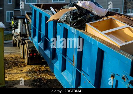 Müllcontainer, recyceln Abfall und Mülltonnen in der Nähe der neuen Baustelle von Wohnhäusern Gebäude Stockfoto