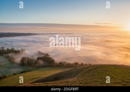 Am späten Nachmittag Nebel über Devizes vom Roundway Hill in den Wessex Downs. Vale of Pewsey, Wiltshire, England Stockfoto