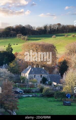 Nachmittags Sonnenlicht im November über Naunton. Cotswolds, Gloucestershire, England Stockfoto