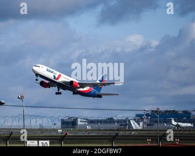 Moskau, Russland. September 2020. Eine Azur Air Boeing 737-800 hebt am internationalen Flughafen Vnukovo ab, der nach Andrey Tupolev benannt ist. Quelle: Alexander Sayganov/SOPA Images/ZUMA Wire/Alamy Live News Stockfoto