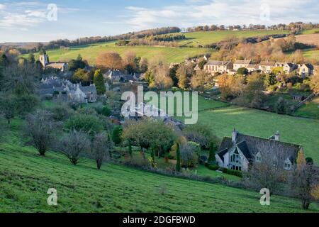 Nachmittags Sonnenlicht im November über Naunton. Cotswolds, Gloucestershire, England Stockfoto