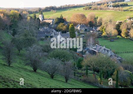 Nachmittags Sonnenlicht im November über Naunton. Cotswolds, Gloucestershire, England Stockfoto