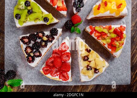 Köstliche Kuchen mit frischen Erdbeeren, Himbeeren auf dem Tisch. top View Stockfoto