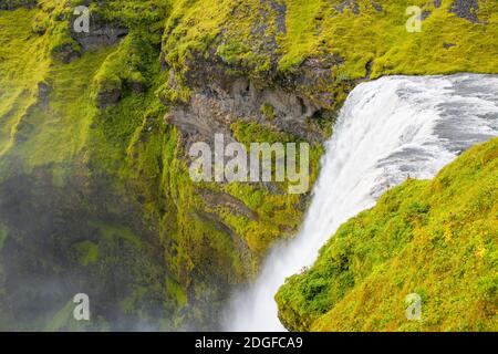 Landschaft Islands. Skogafoss Wasserfälle in der Sommersaison Stockfoto