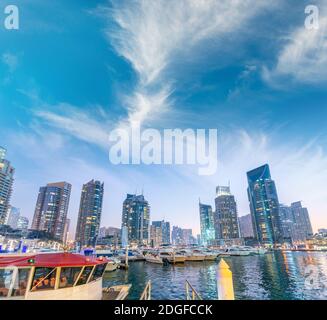 Dubai Marina Panorama Skyline und Gebäude bei Sonnenuntergang Stockfoto