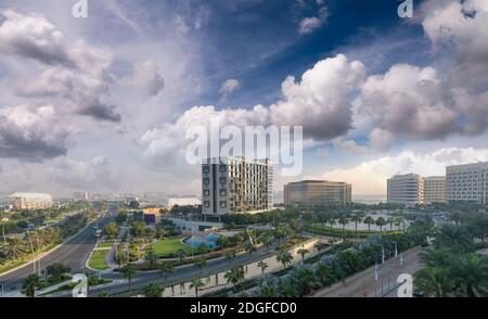 Luftaufnahme der Skyline von Abu Dhabi Yas Island bei Sonnenuntergang, VAE Stockfoto