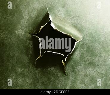 Loch gerissen in grunge texturierten zerrissenen Papier Stockfoto