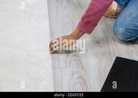 Reparatur der Bodeninstallation von Laminatstreifen Linoleum Stockfoto