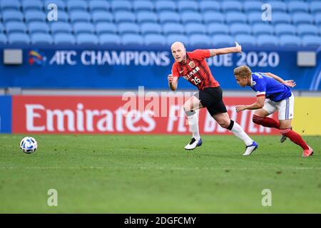 Der australische Profifußballspieler Aaron Mooy aus Shanghai SIPG F.C., links, und der thailändische Profifußballer Theerathon Bunmathan aus Yokohama F. M. Stockfoto