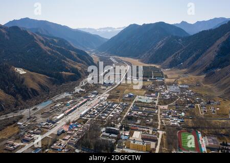 Landschaft nach der ökologischen Restaurierung von Lenglongling im Qilian Gebirge im Menyuan Bezirk, Haibei Tibetische Autonome Präfektur, Westchina Qin Stockfoto