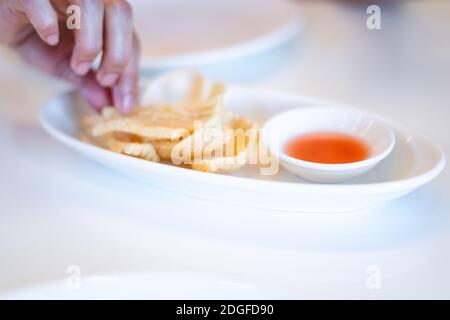 Knusprige Garnelen-Cracker mit süßem Chili-Dip-Sause für die Vorspeise. Stockfoto