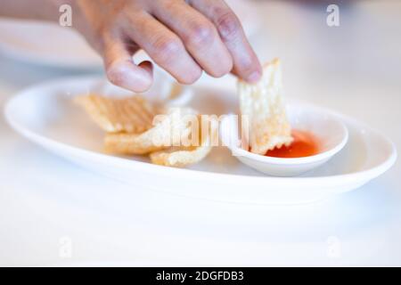 Knusprige Garnelen-Cracker mit süßem Chili-Dip-Sause für die Vorspeise. Stockfoto