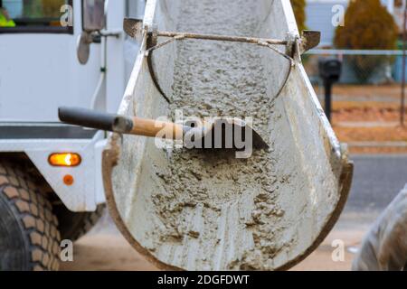 Betonwagen mit Gießen Zement während der Wohnstraße Stockfoto