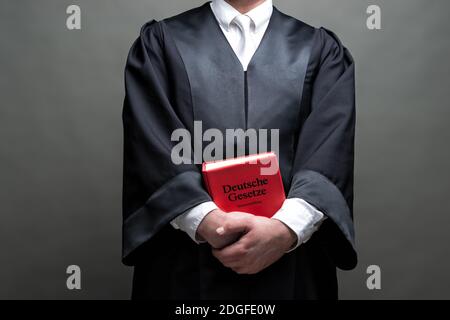 Deutscher Anwalt mit Robe und Buch Stockfoto