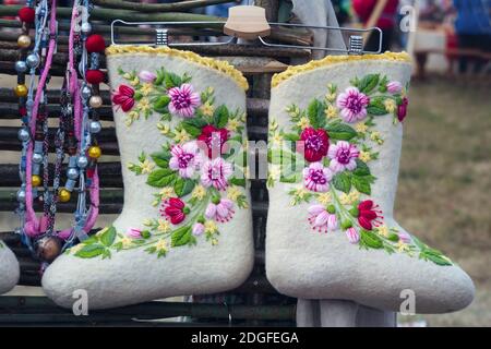 Schöne warme Schuhe aus Filz im nationalen Stil. Stockfoto