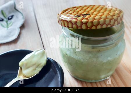 Imkerei Produkt: Propolis im Honig in einem Glas. Stockfoto