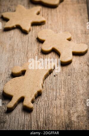 Lebkuchen auf dem Holztisch vor Weihnachten. Weihnachtstraditionen. Weihnachtsschmuck. Stockfoto