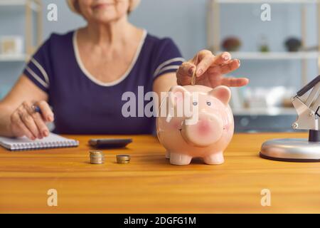Ältere Frau, die versucht, Geld zu sparen, ihr Budget zu verwalten und Kosten zu planen Stockfoto