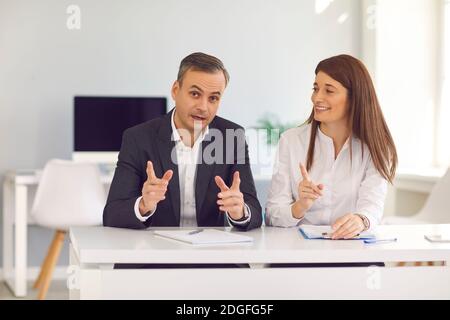 Positive Business Coaches oder politische Experten geben ein Gespräch und Austausch von Erfahrungen und Meinungen Stockfoto