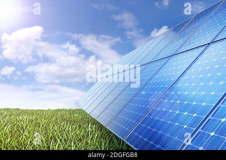 Solar-Panel erzeugt grüne, umweltfreundliche Energie aus der Sonne. Stockfoto