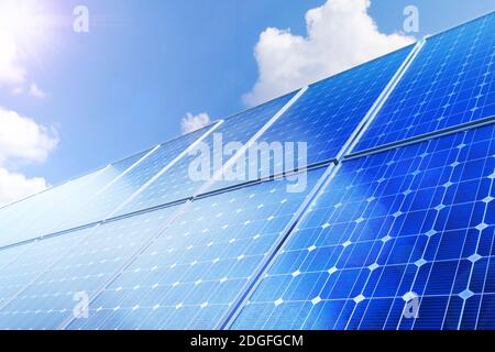 Solar-Panel erzeugt grüne, umweltfreundliche Energie aus der Sonne. Stockfoto