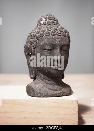 Souvenirs von Miniaturstatuen von Buddhas Kopf im Borobudur Tempel Auf einer Holzkiste Stockfoto