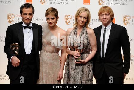 (L-R) David Heyman, Emma Watson, JK Rowling und Rupert Grint, mit dem für die Harry Potter-Filme ausgezeichneten Preis für den herausragenden Beitrag zum britischen Kino, im Pressesaal der Orange British Academy Film Awards 2011, im Royal Opera House, Covent Garden, London. Stockfoto