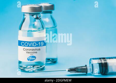 Izmir, Türkei - November 18 2020: Coronavirus-Impfstoff-Konzept und Hintergrund. Neuer Impfstoff pfizer und biontech isoliert auf weißem Hintergrund. Covid-19, Stockfoto