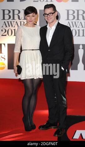 Emma und Matt Willis kommen für die Brit Awards 2011 in der O2 Arena in London an. Stockfoto