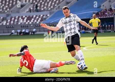 Der belgische Profifußballer Thomas Vermaelen von Vissel Kobe, rechts, schützt den Ball beim Gruppenspiel von 20/21 AFC Champions League (ACL) A Stockfoto