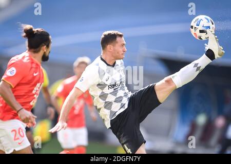 Der belgische Profifußballer Thomas Vermaelen von Vissel Kobe, rechts, schießt den Ball während des Gruppenspieles der AFC Champions League (ACL) Agai 20/21 Stockfoto