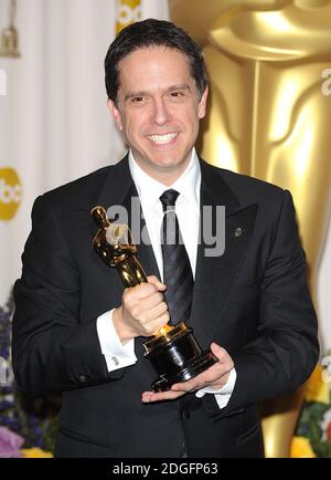 ** ** Lee Unkrich mit dem Best Animated Feature Award, ausgezeichnet für Toy Story 3, bei den 83. Academy Awards im Kodak Theater, Los Angeles. Stockfoto